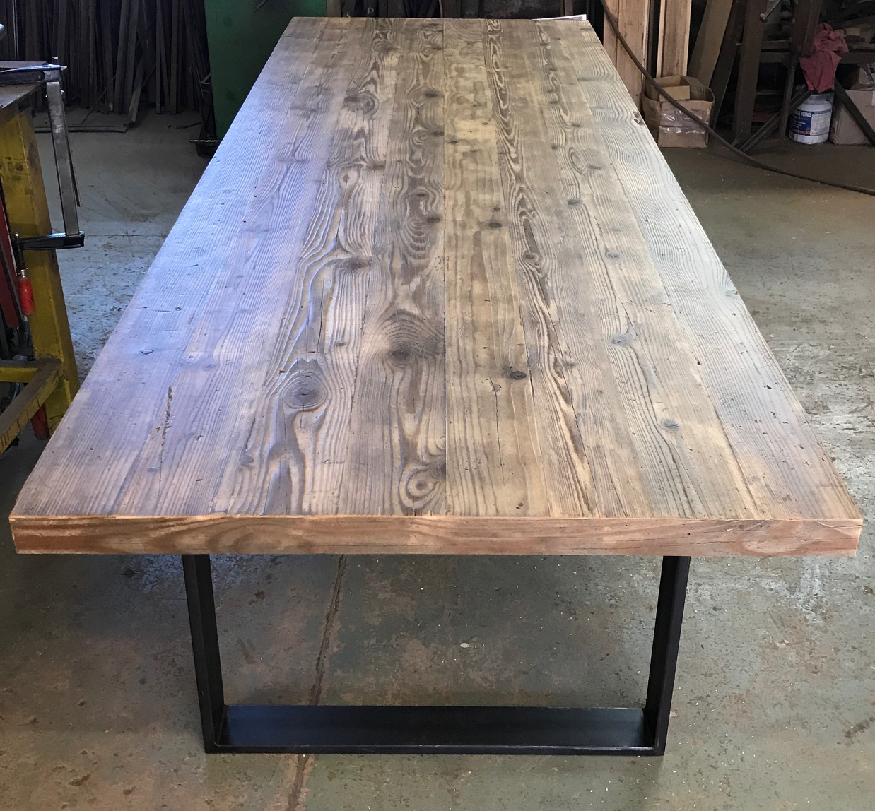 Plateaux et tables en vieux bois de grange