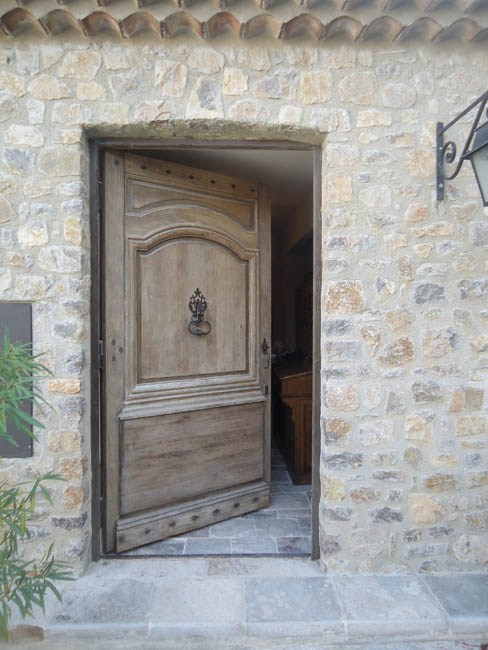 Porte d'entrée ancienne en chêne